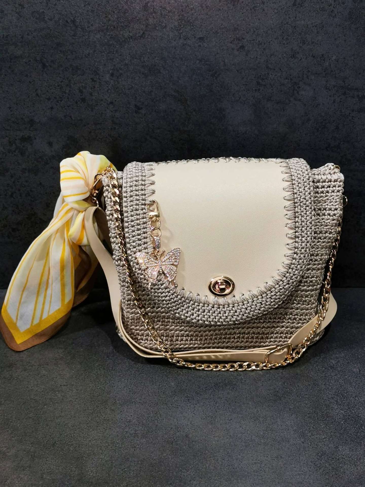 Geantă croșetată „Silver Butterfly” cu lanț auriu – produs handmade Jeraima, lucrat manual pe comandă