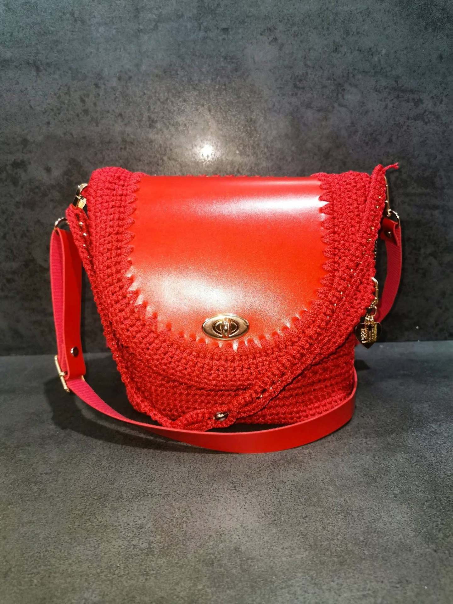 Geantă croșetată „Red Passion” cu clapă din piele – produs handmade Jeraima, lucrat manual pe comandă