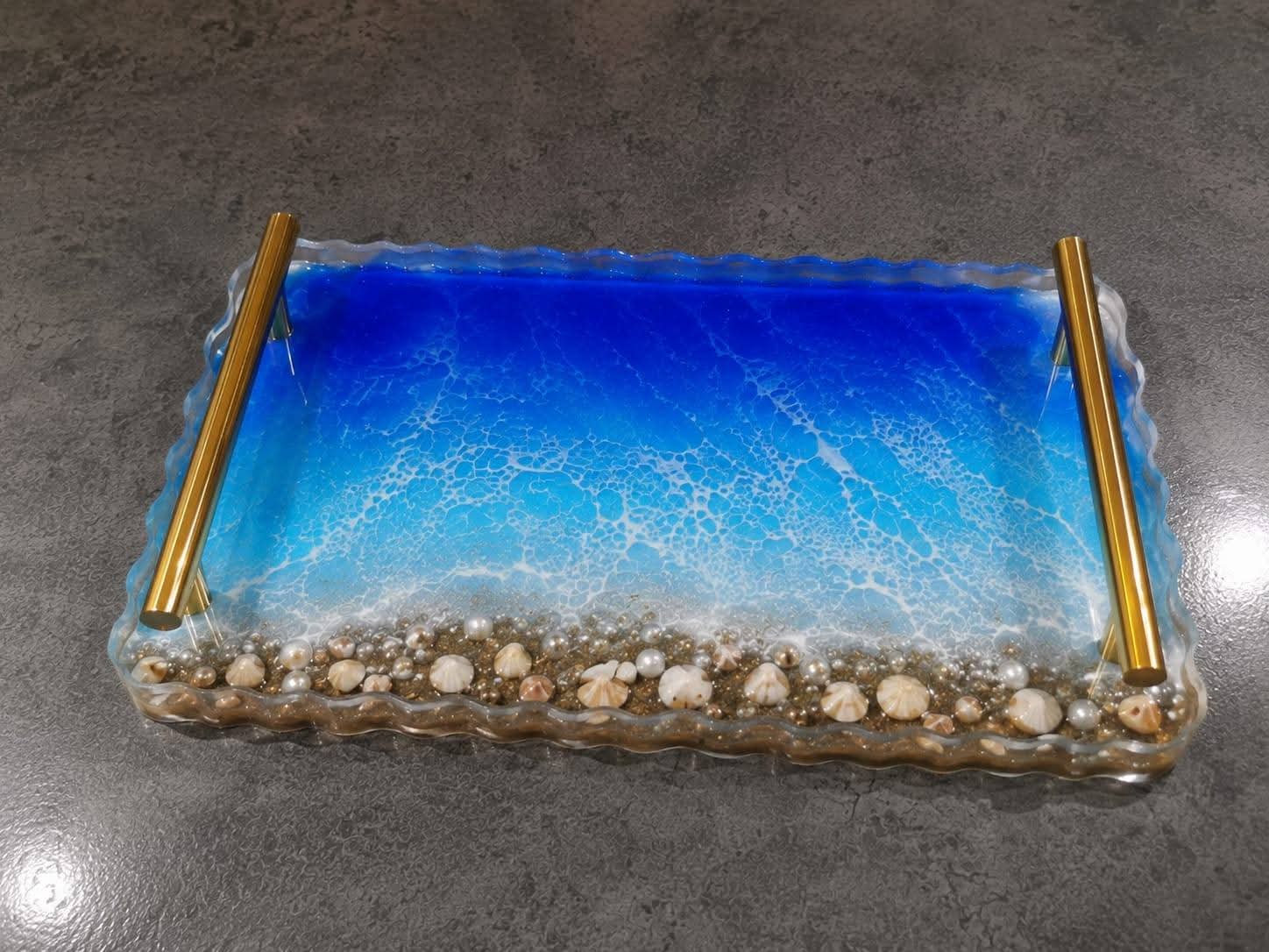 Tavă din rășină „Ocean” cu mânere aurii – produs handmade Jeraima, lucrat manual pe comandă