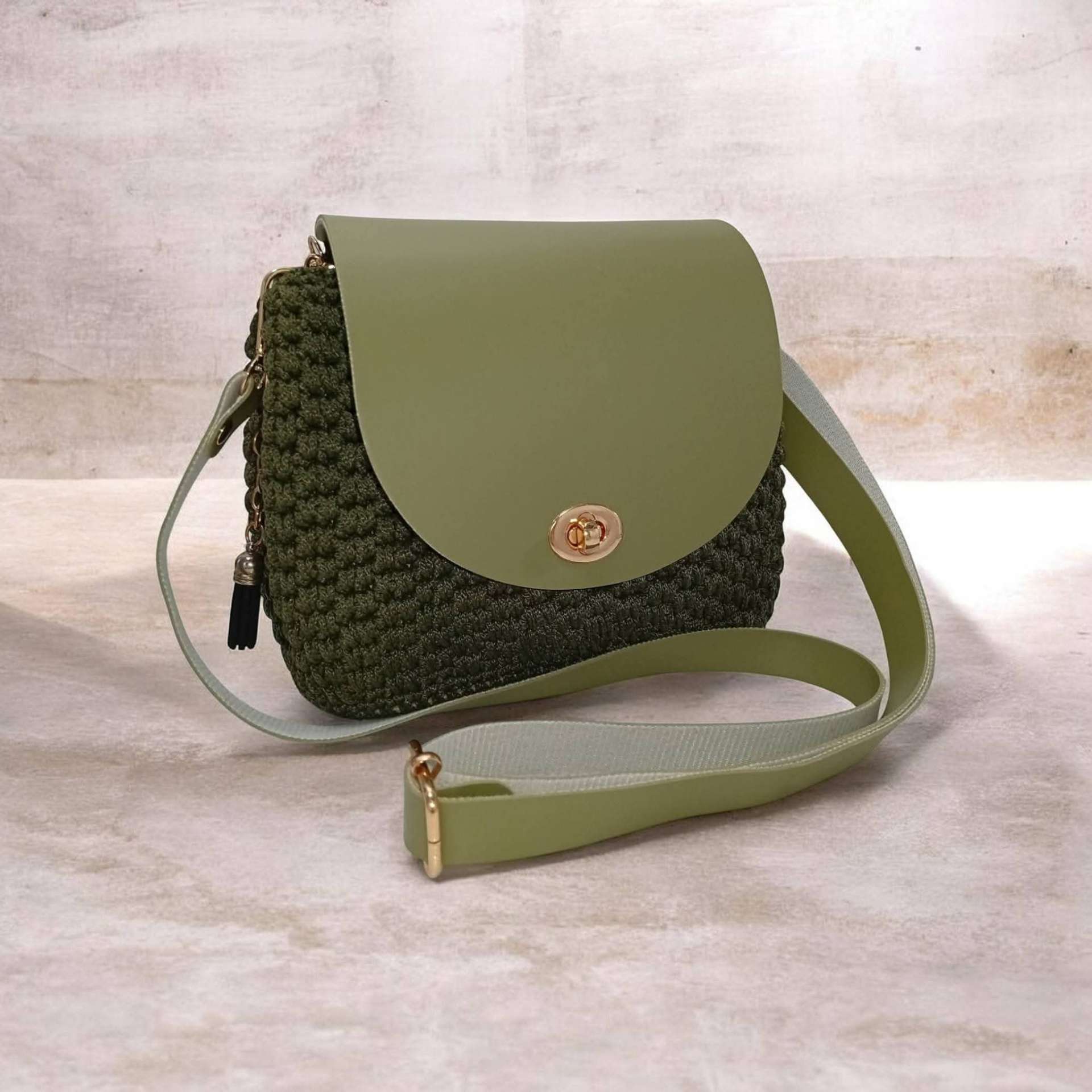 Geantă crossbody croșetată verde oliv, clapă piele – al doilea unghi