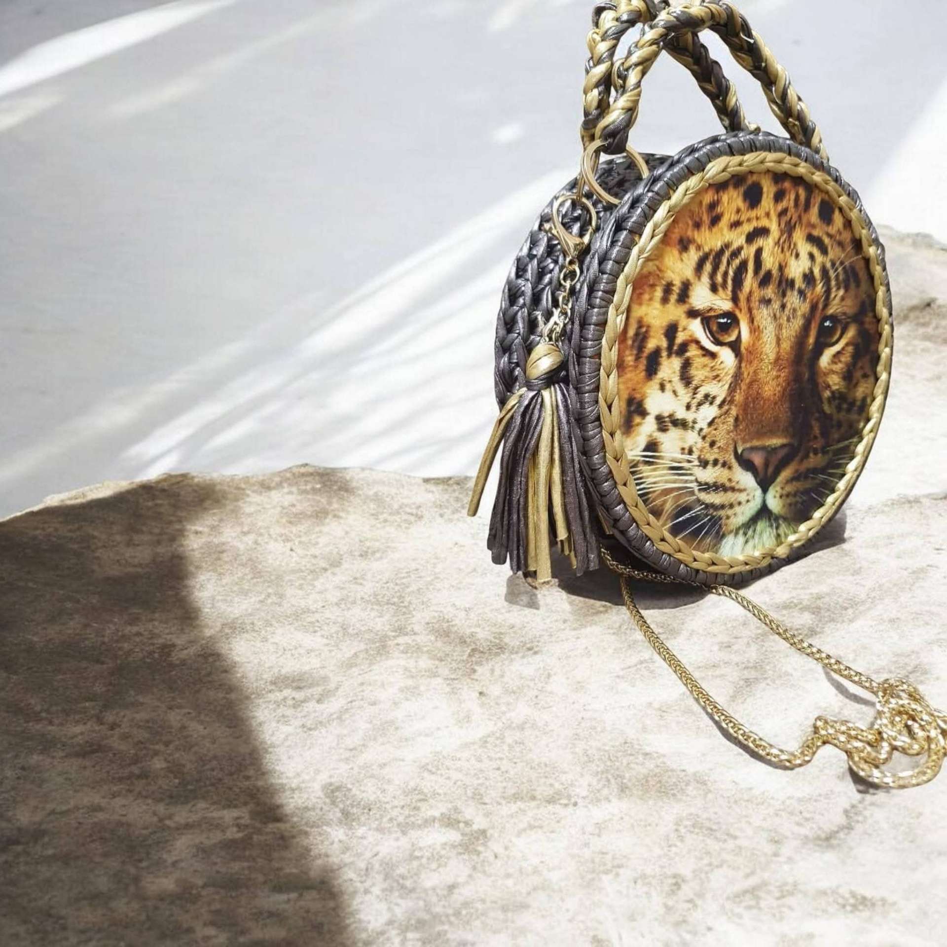 Geantă rotundă „Leopard” cu franjuri aurii – produs handmade Jeraima, lucrat manual pe comandă