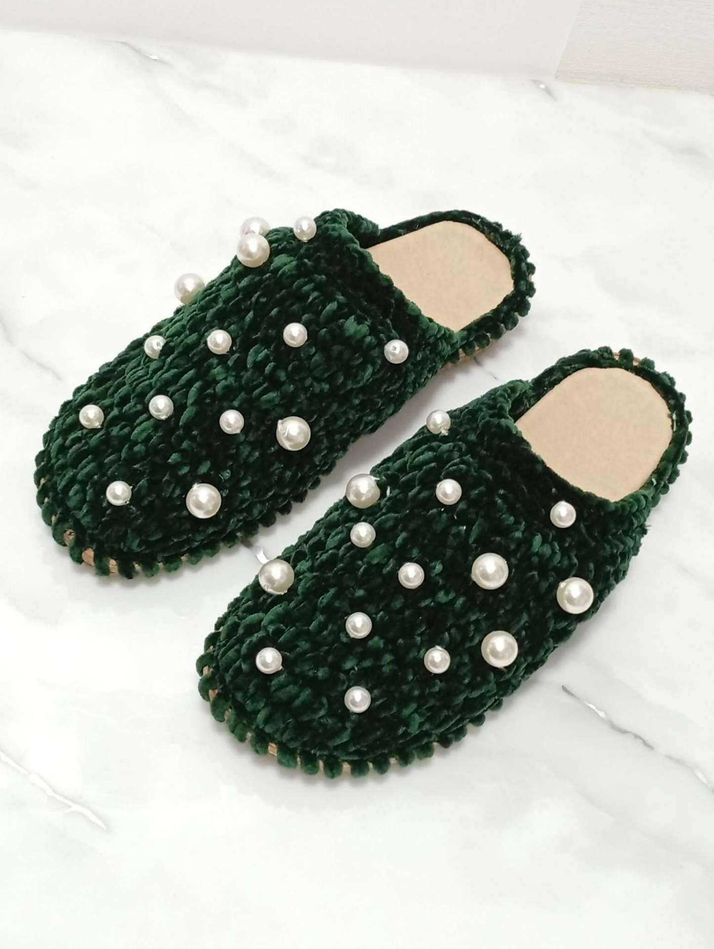 Papuci croșetați din chenille verde smarald cu perle – produs handmade Jeraima, lucrat manual pe comandă