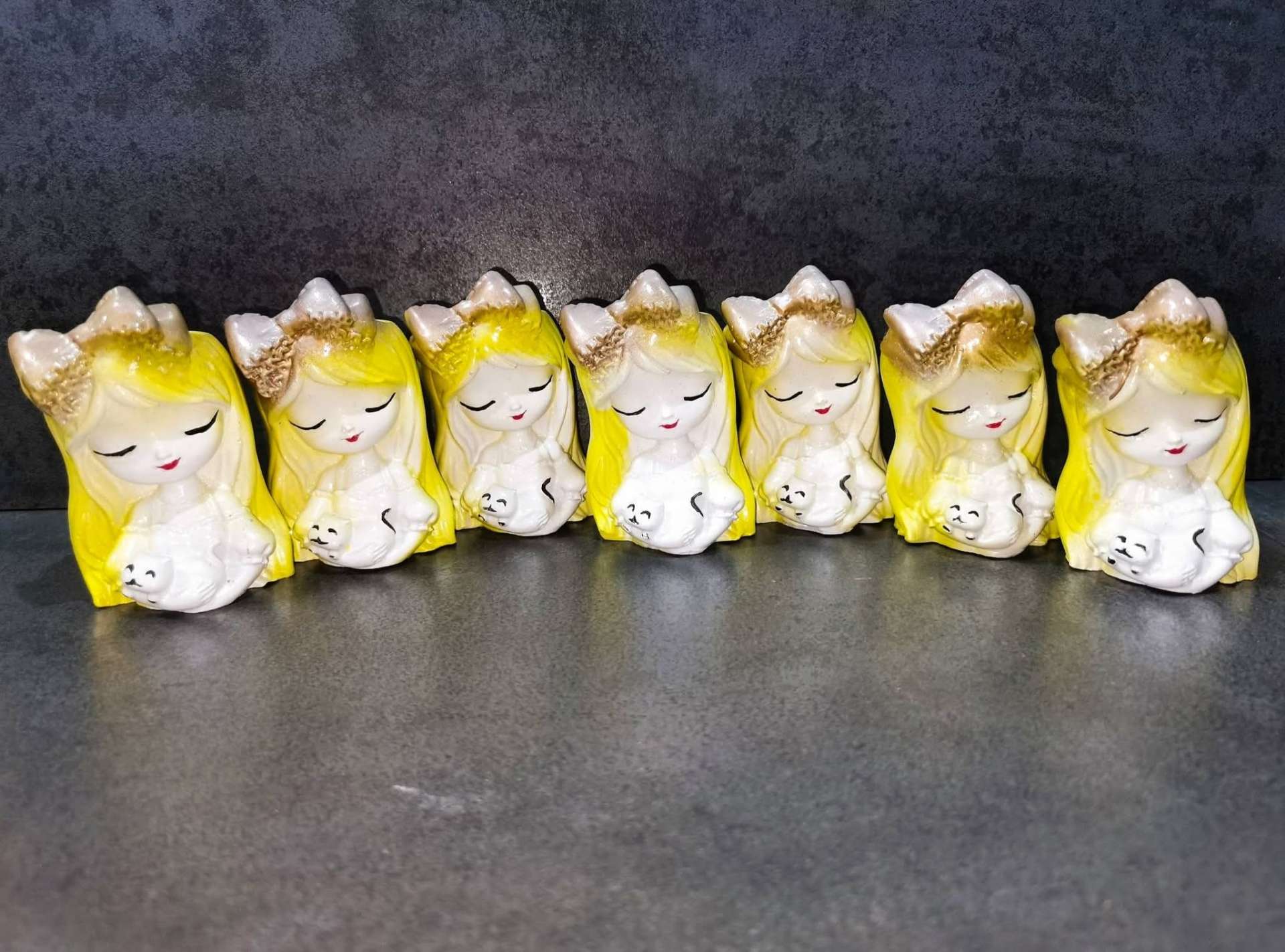 Figurine „Fetița cu pisicuța” – mărturii personalizate – produs handmade Jeraima, lucrat manual pe comandă