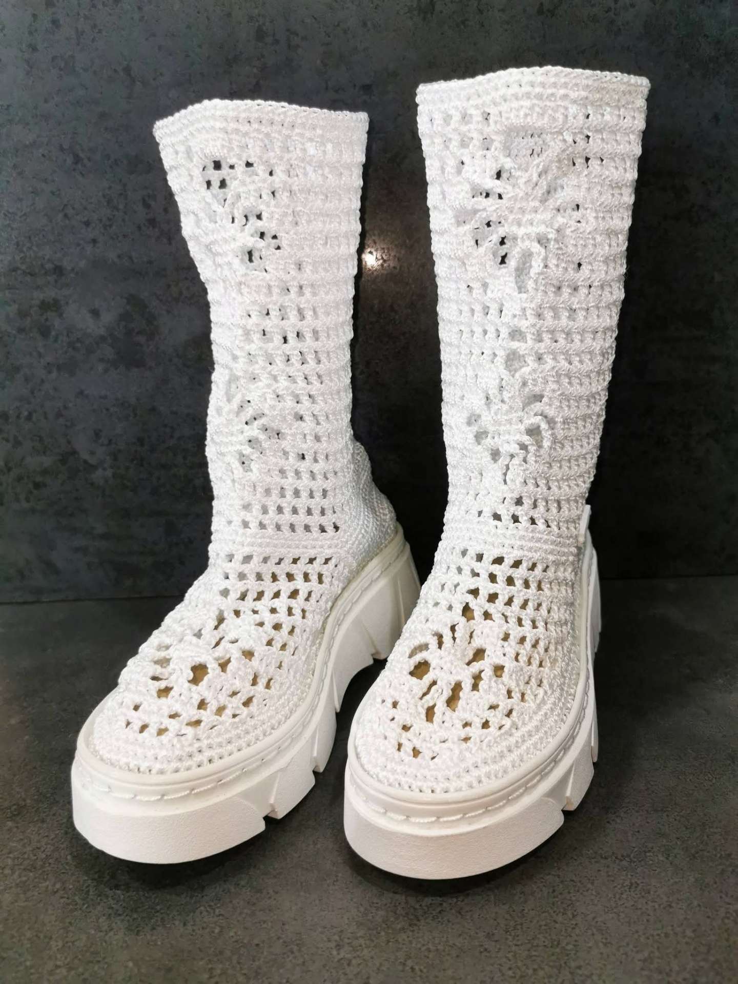 Cizme croșetate „White Lace” pe platformă – produs handmade Jeraima, lucrat manual pe comandă