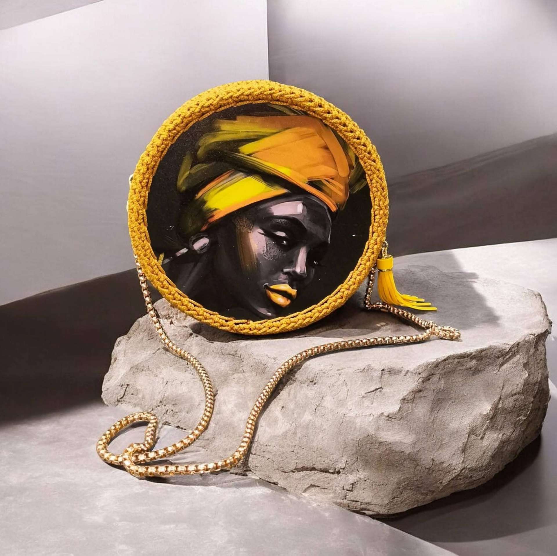 Geantă rotundă „African Queen” pictată manual – produs handmade Jeraima, lucrat manual pe comandă